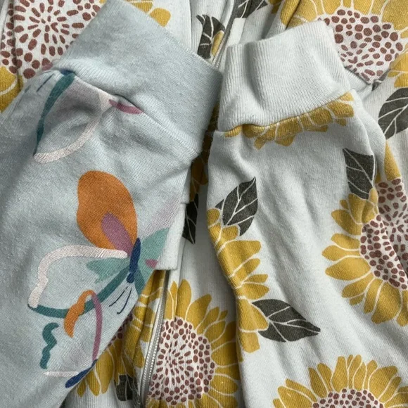 2 zipper pajamas baby girl Size 4T - Picture 3 of 5